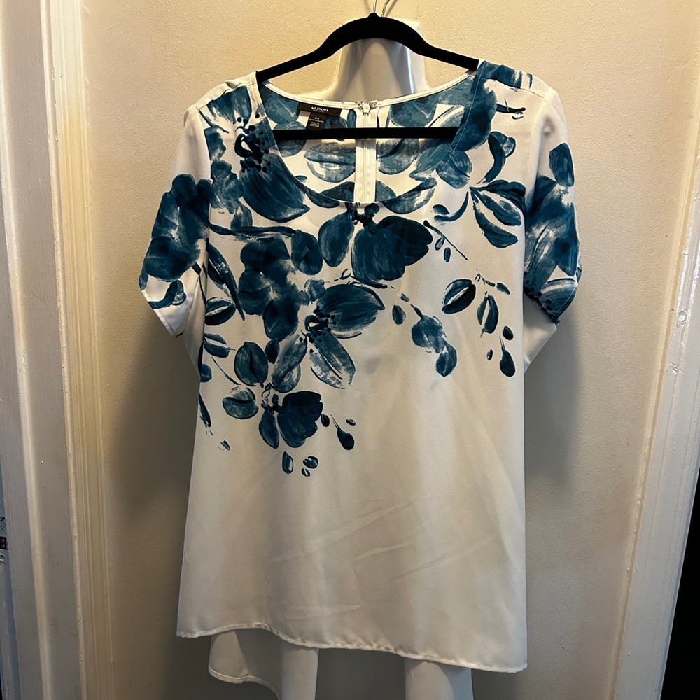 NWT Alfani womens 2XL. Back side of blouse is longer than the front, see photo